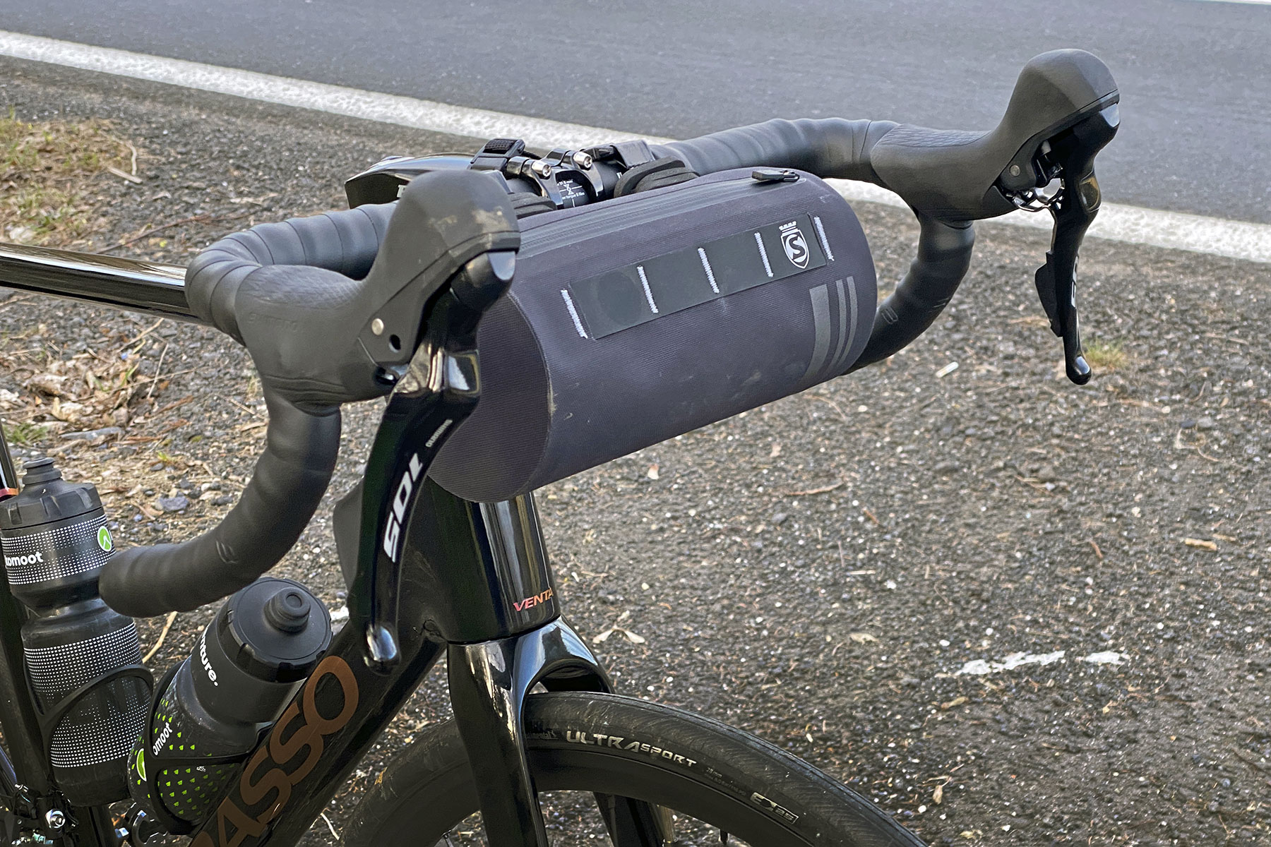 Las bolsas Silca Grinta se empacan rápidamente con paquetes pequeños de sillín y barra para bicicletas BOA