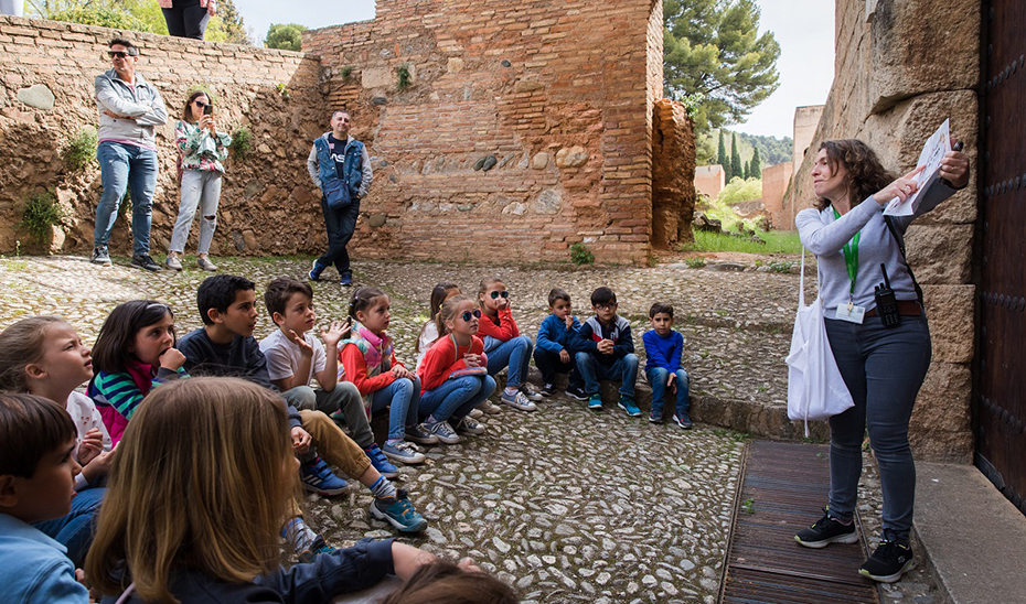 Más de 382.000 escolares se adentran en el patrimonio cultural y artístico de Andalucía