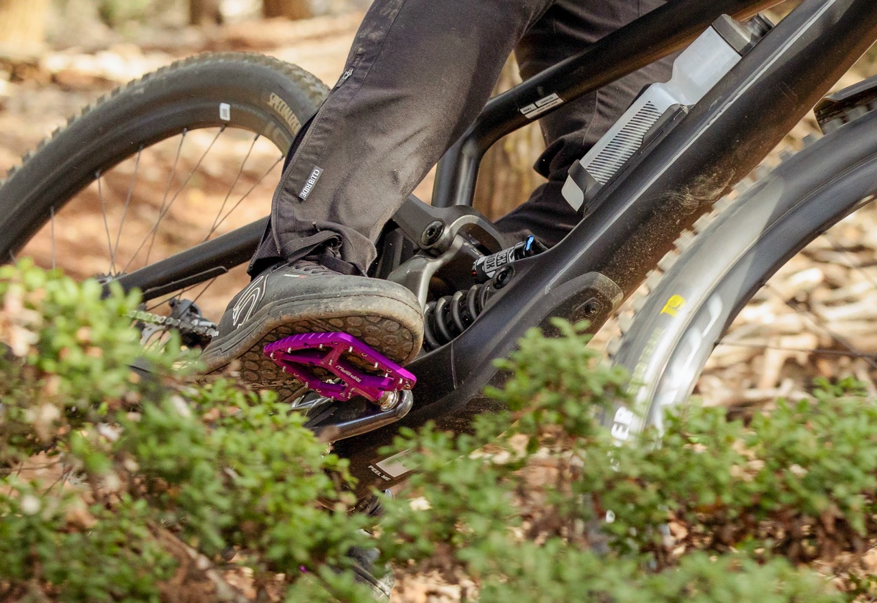 WTC amplía su línea de pedales con nuevos pedales de aluminio Ripsaw diseñados para montar con el medio pie