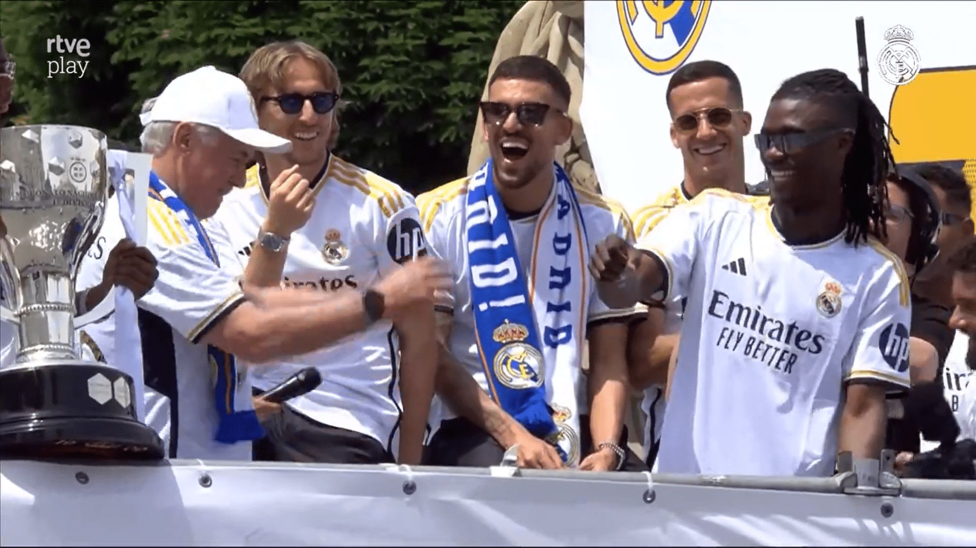 MIRA: Carlo Ancelotti realiza pasos de baile durante la visita del Real Madrid a Cibeles