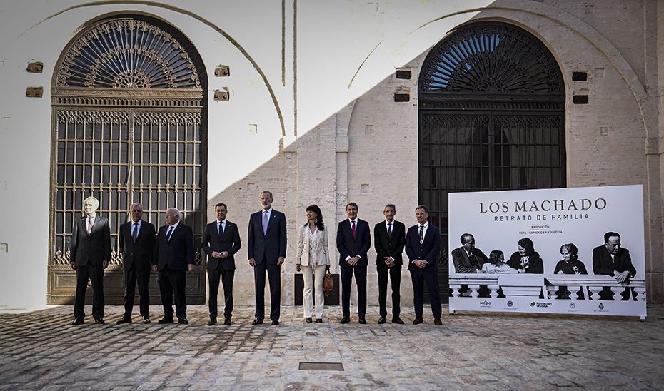 Juanma Moreno asiste junto al Rey a la inauguración de la Exposición ‘Los Machado. Retrato de Familia’ en Sevilla, uno de los hitos culturales del año en Andalucía