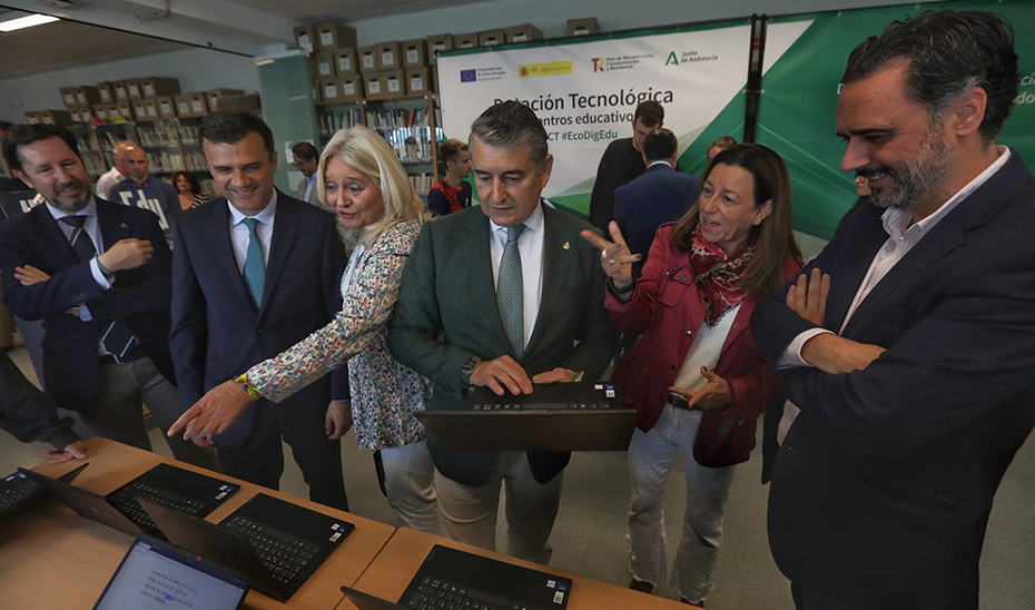 Comienza el reparto de 91.200 dispositivos digitales en centros docentes por valor de 32,3 millones
