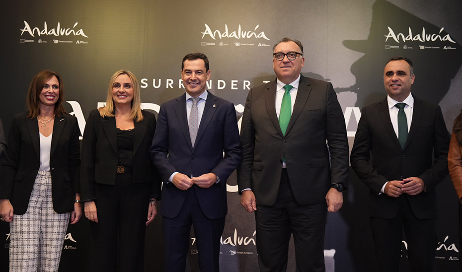 Moreno asiste a la presentación de la campaña ‘The surrender of Andalusian Crush”, que rinde homenaje a la riqueza cultural y patrimonial de Andalucía