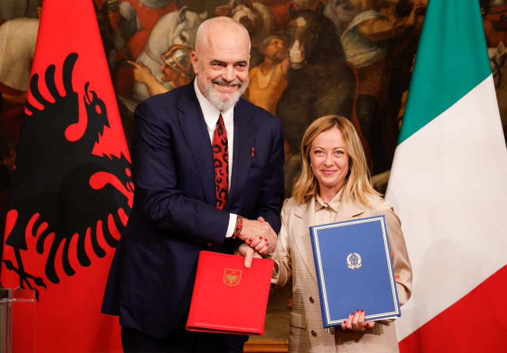 Prima barcă cu migranți pleacă din Italia spre Albania
 – Știri din Spania
