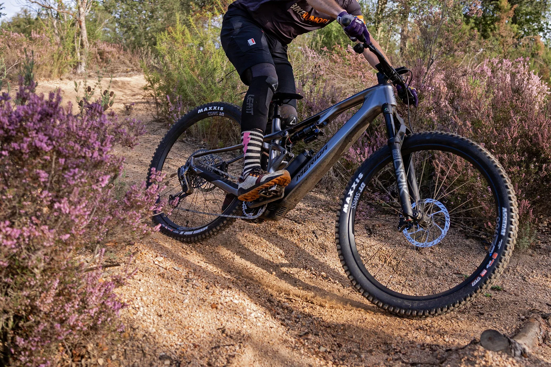 La eMTB Merida eOne-Sixty SL se vuelve Bosch con carbono ligero, motor SX y batería de 400 Wh
