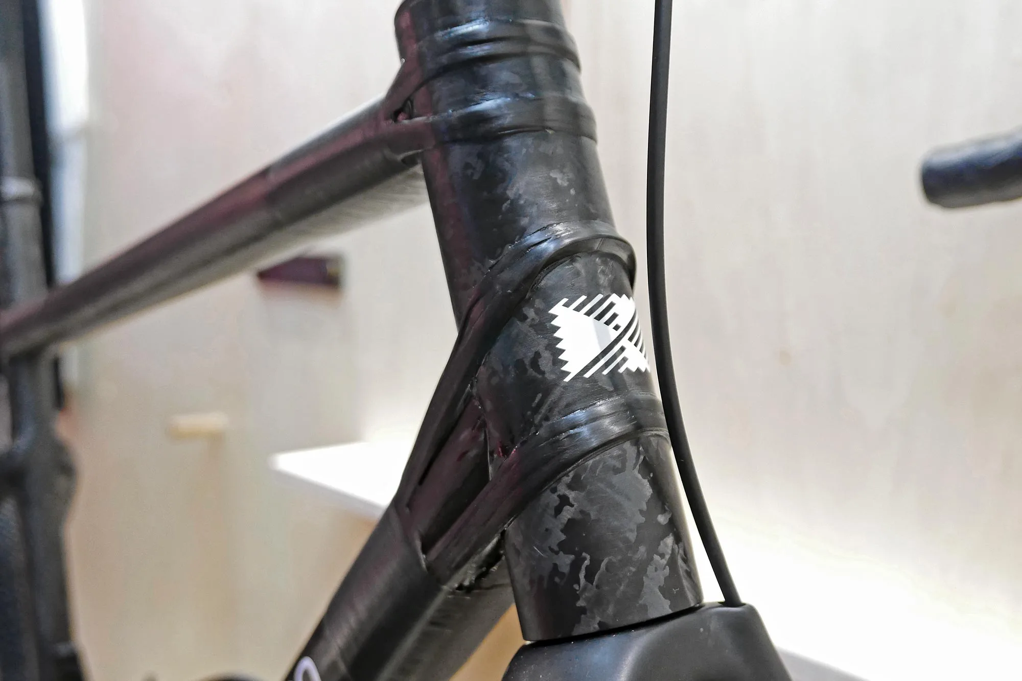CDuro se burla de la bicicleta de grava de carbono checa y comienza a enviar Epona Enduro MTB