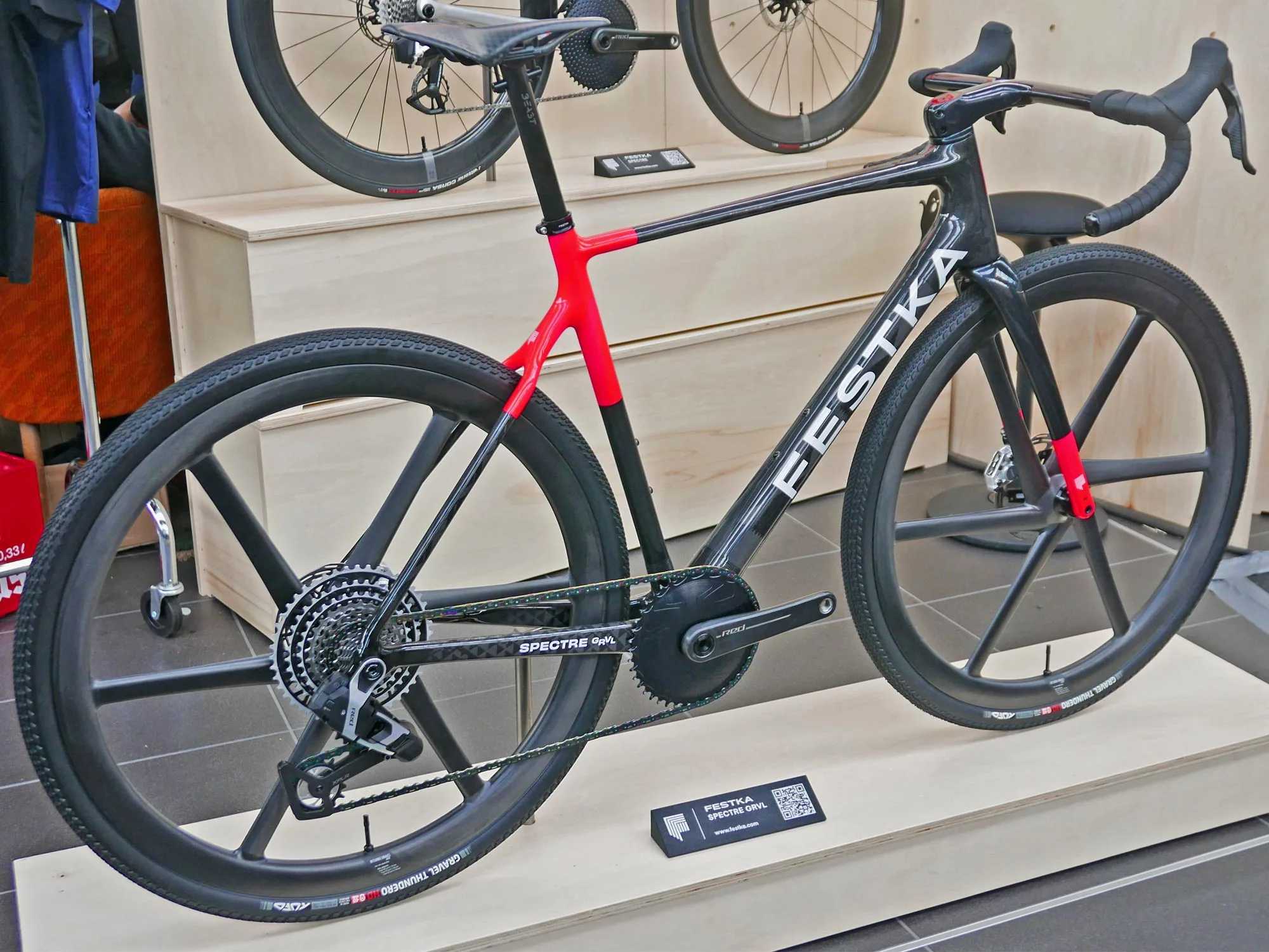 Festka Spectre Gravel refuerza la bicicleta de gravel de carbono hecha a mano lista para la carrera en Bespoked
