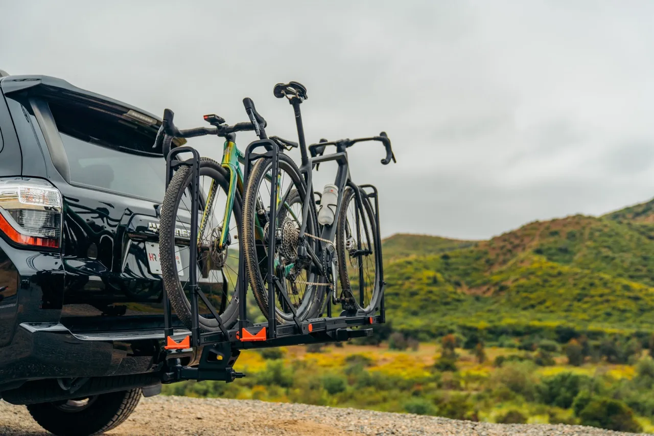 Fuerza y ​​estilo se fusionan con el nuevo portabicicletas CrossTrack de Hollywood Racks