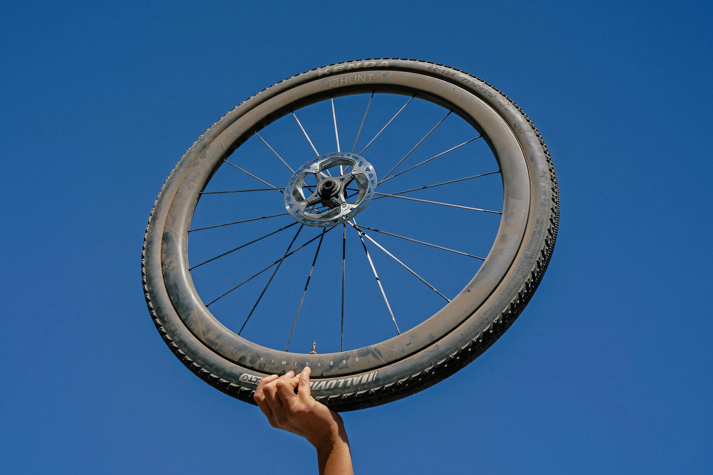 Las ruedas Hunt 40 Limitless Gravel obtienen más aerodinámica para neumáticos más anchos y caen hasta 220 g.