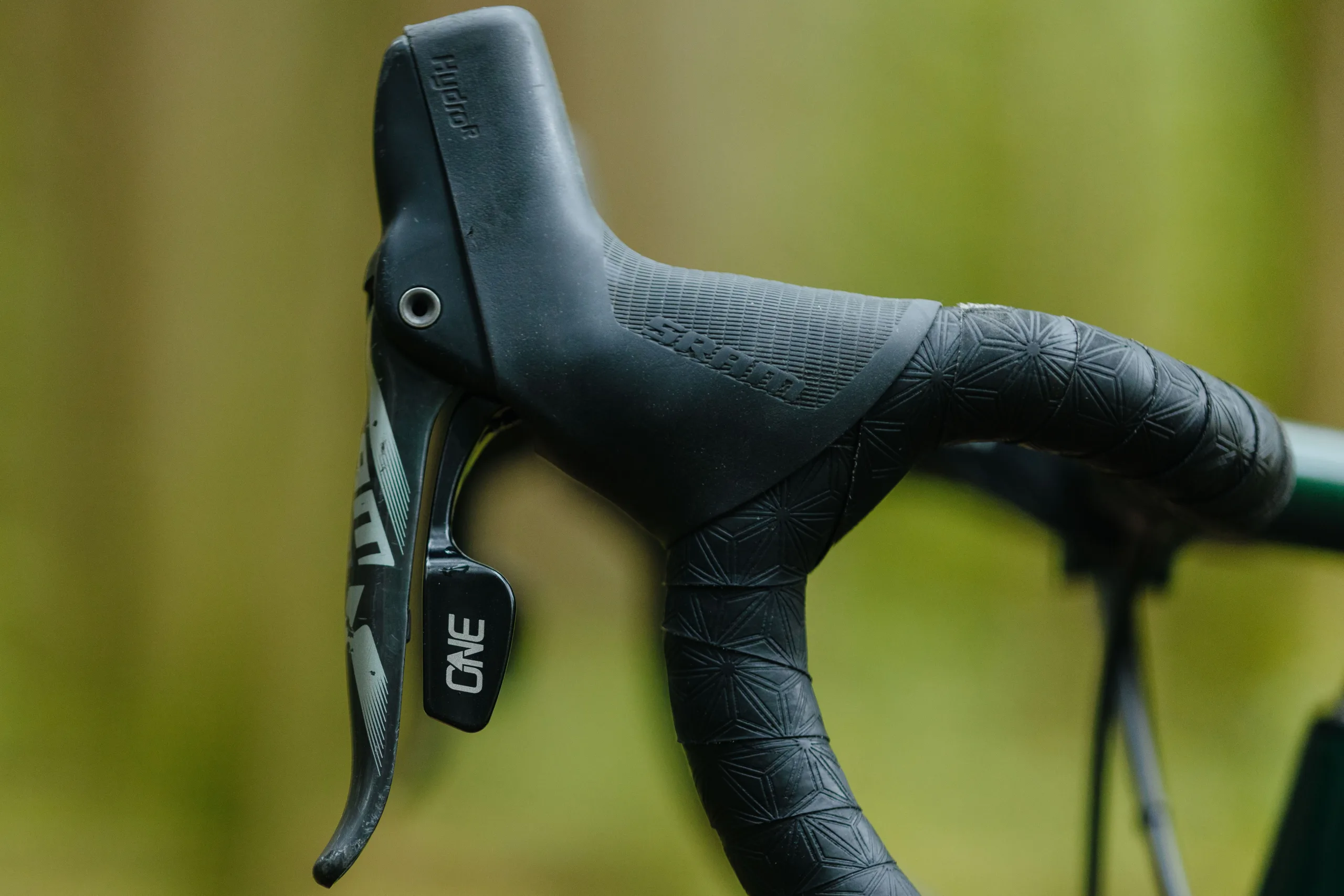 El control remoto OneUp Drop Bar Paddle brinda funcionalidad adicional a las cabinas SRAM 1X