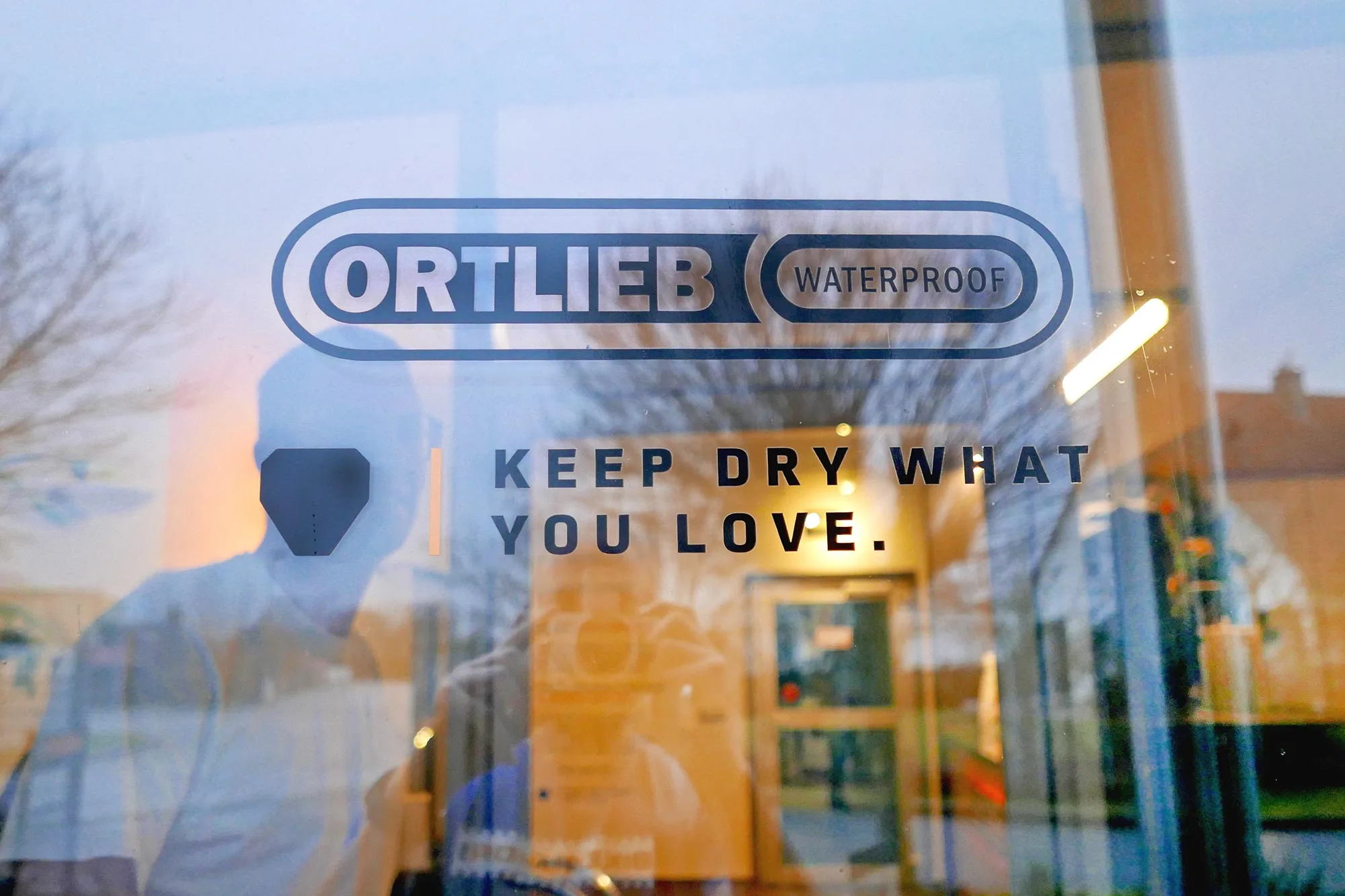Visita a la fábrica de Ortlieb: cómo se fabrican bolsas impermeables para bicicletas que duran mucho tiempo en Alemania