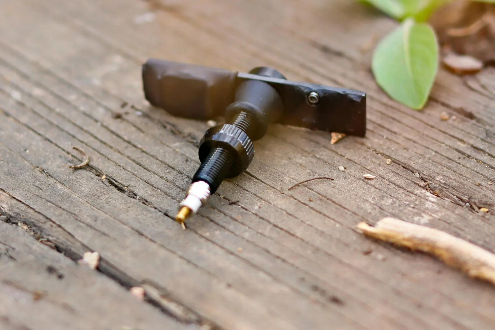 Outrider TPMS coloca un sensor de presión de neumáticos ligero y asequible en el interior de su válvula sin cámara