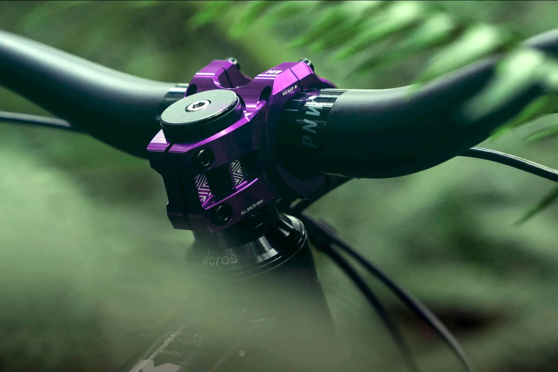 Los coloridos vástagos margosos mecanizados por CNC de PNW completan la cabina de una bicicleta All-Mountain con estilo