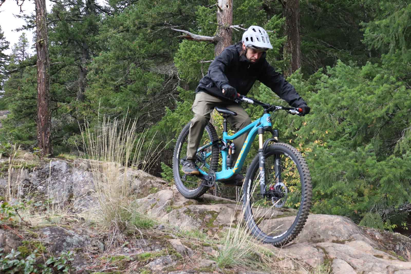 La chaqueta Dirt Roamer Storm y los pantalones Dirt Craft de Patagonia ayudan a enfrentar el clima