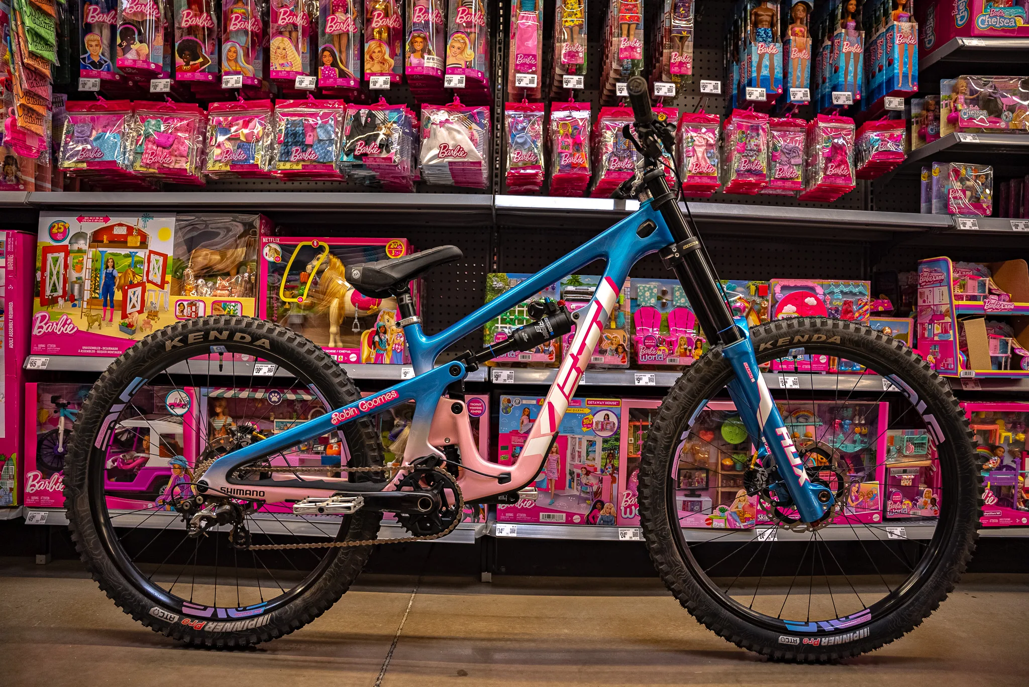 Bike Check: Robin Goomes hace historia con la Yeti SB 165 con temática de Barbie y nuevas ruedas ENVE