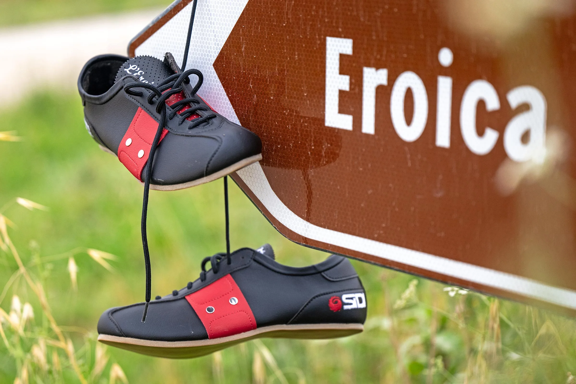 Sidi Tenacia se ata las modernas zapatillas de ciclismo clásicas para L’Eroica