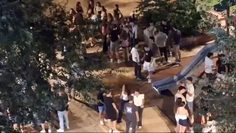 Cum își pot recupera locuitorii din Plaza Honduras din Valencia dreptul la odihnă în fața renașterii sticlelor?
 – Știri din Valencia