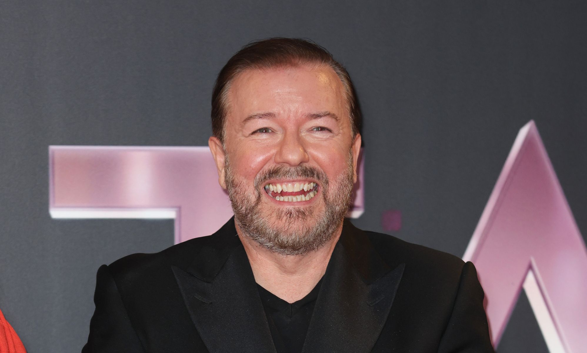 El nuevo programa de stand-up del comediante ‘anti-woke’ Ricky Gervais es criticado y dice que debería ‘desconectarse’