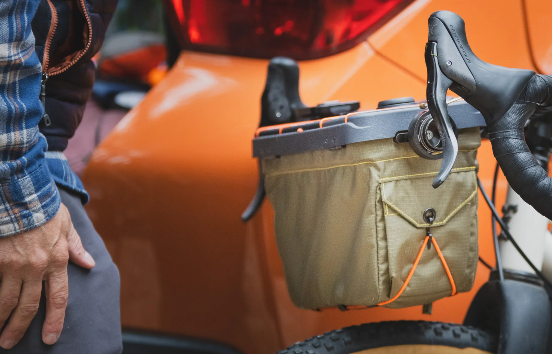 Route Werks se hace grande con la bolsa de manillar grande