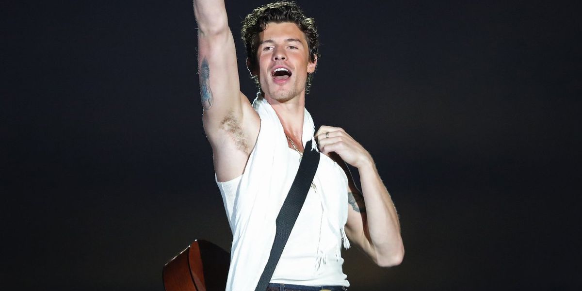 Shawn Mendes aborda su sexualidad durante un concierto y dice que lo está “descubriendo”