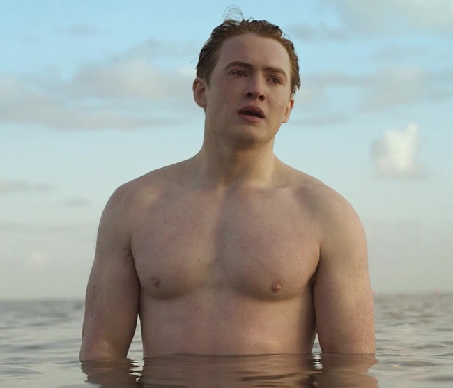 Kit Connor sin camisa y beso gay caliente en Heartstopper