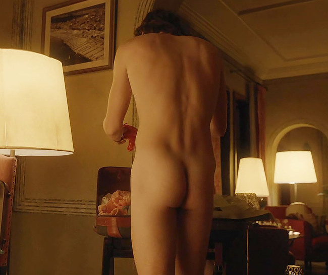 Louis Partridge escenas de sexo y desnudos en descargo de responsabilidad
