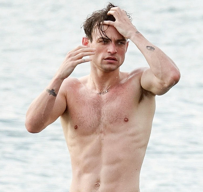 Thomas Doherty Torso Desnudo Y Polla Abultada Fotos