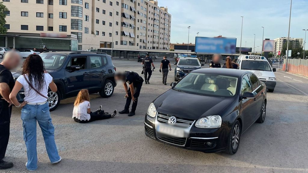 Video: Un polițist din Alicante îl împiedică pe un bărbat să continue să-și atace fostul partener cu un tăietor în mijlocul străzii
 – Știri din Valencia