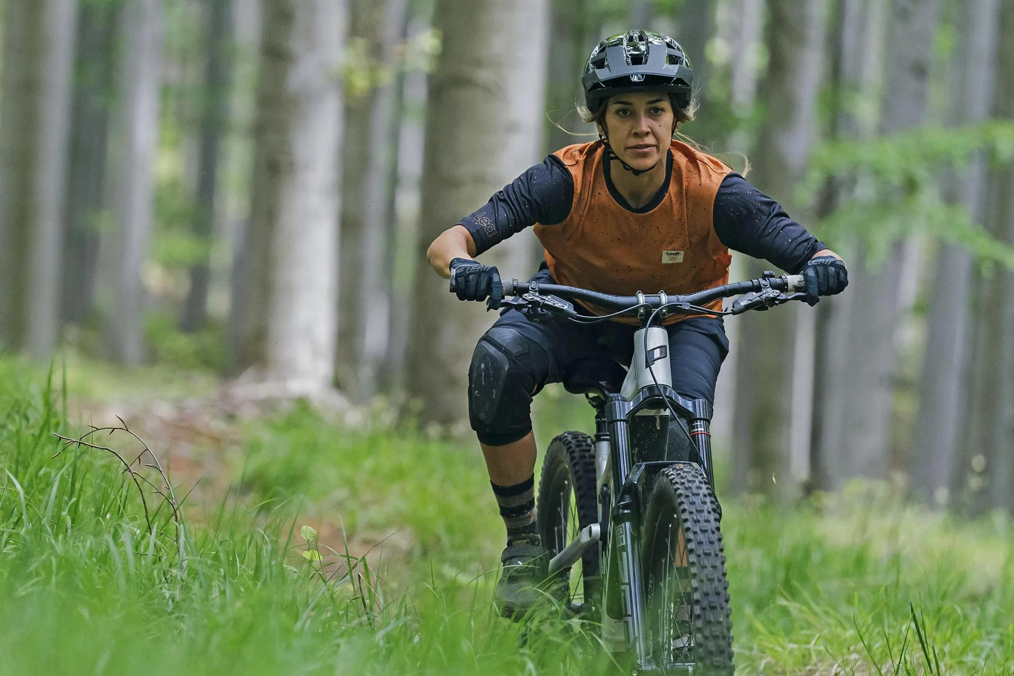Equipo Leatt MTB 2025 con la nueva línea Women Trail & Enduro, asequible Ride Kit 1.0 y más…