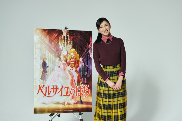 ¡La ex takarasiana Hitomi Kuroki estará a cargo de la narración de “La rosa de Versalles”! El tema principal será Ayaka ♪ Esta vista previa está coloreada con hermosa música.