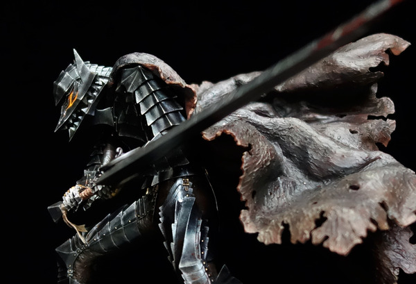 ¡Aparece una estatua que conmemora al autor original de “Berserk”, Kentaro Miura! “Berserker” Guts se transforma en un modelo tridimensional con temática de “movimiento”