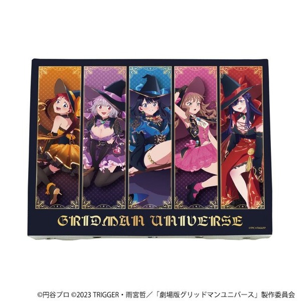 ¡Me enamoré de la “bruja” de muslos deslumbrantes…! La tienda pop-up “Gridman Universe” está abierta y las ilustraciones originales de Rikka y Akane son cautivadoras