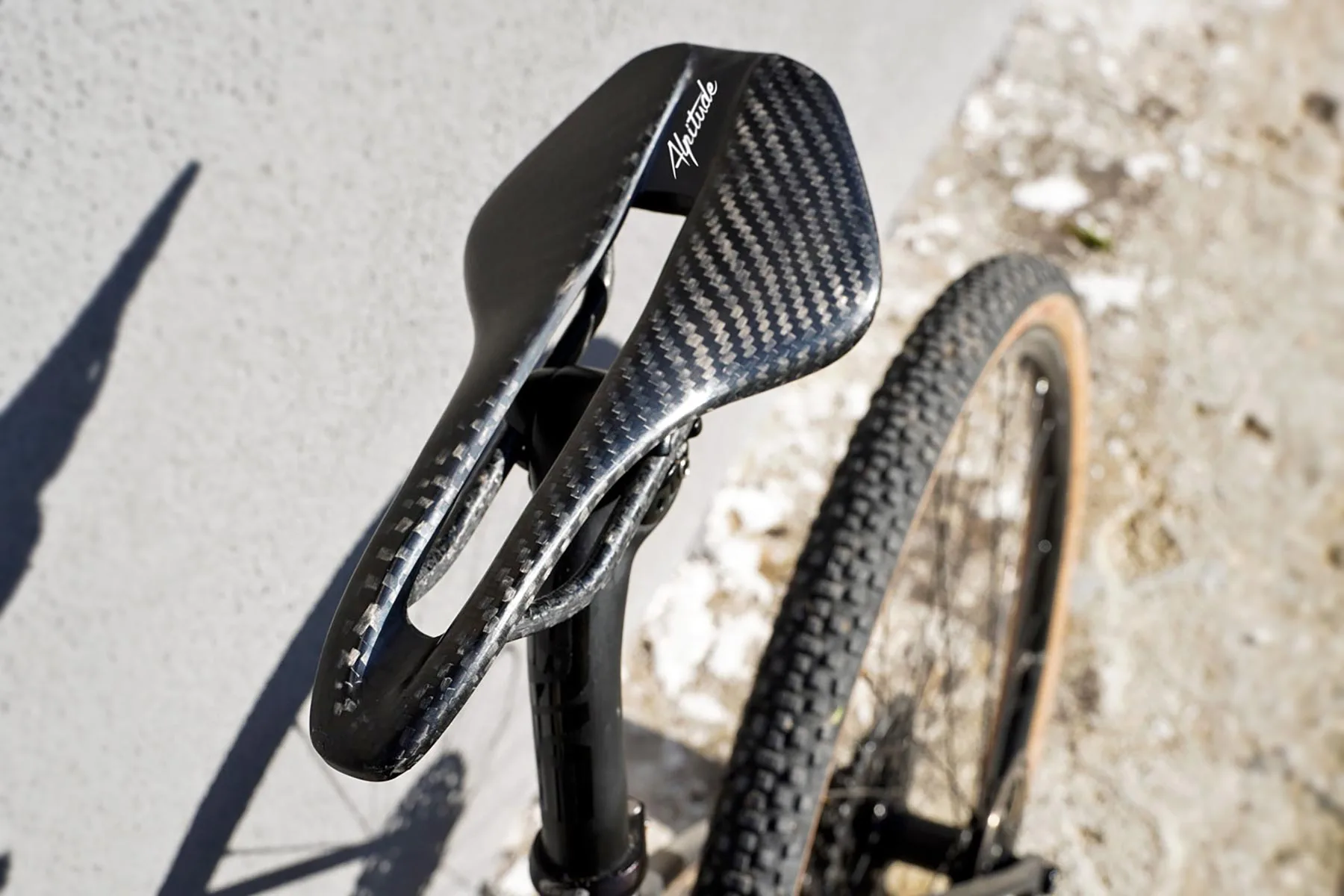 ¡El sillín Alpitude Navene de carbono ultraligero de ajuste corto para XC y Gravel pesa solo 72 g!