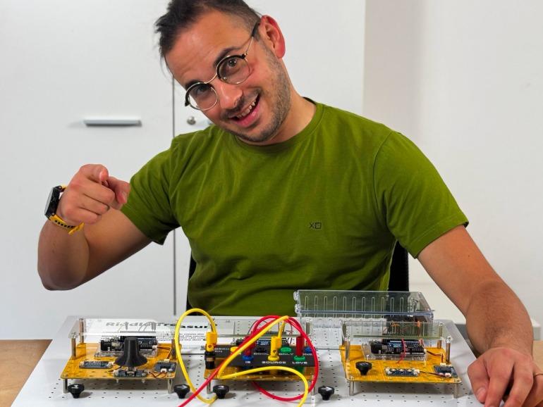 Un acertijo envuelto en un acertijo… hecho fácil, con el kit Arduino Plug and Make