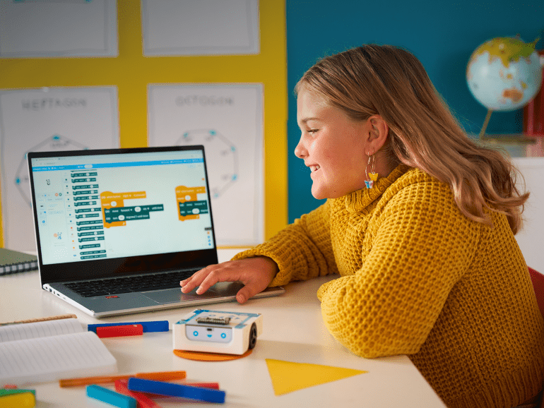 La codificación de bloques simple y divertida con el robot Alvik ya está aquí, ¡ahora compatible con Chromebook!