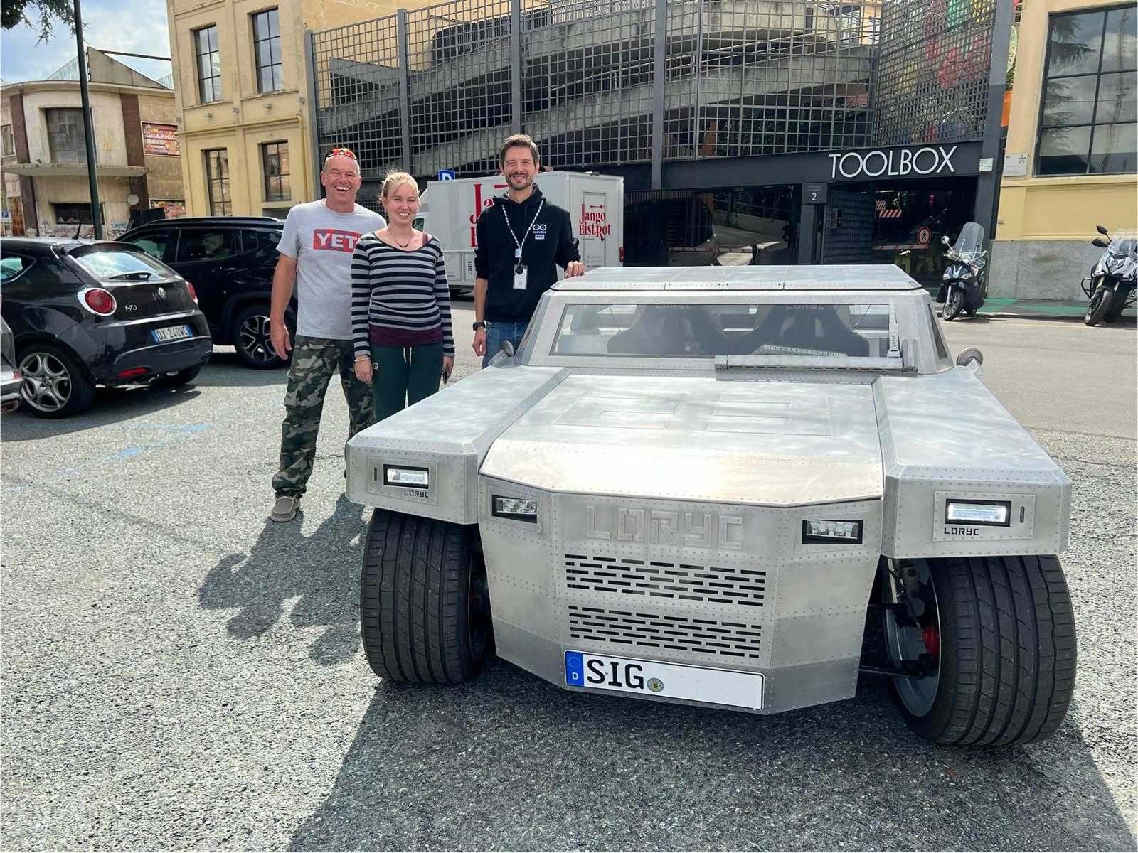 ¡Es plateado, es verde, es el Batteryrunner! Un coche eléctrico totalmente personalizado, impulsado por Arduino
