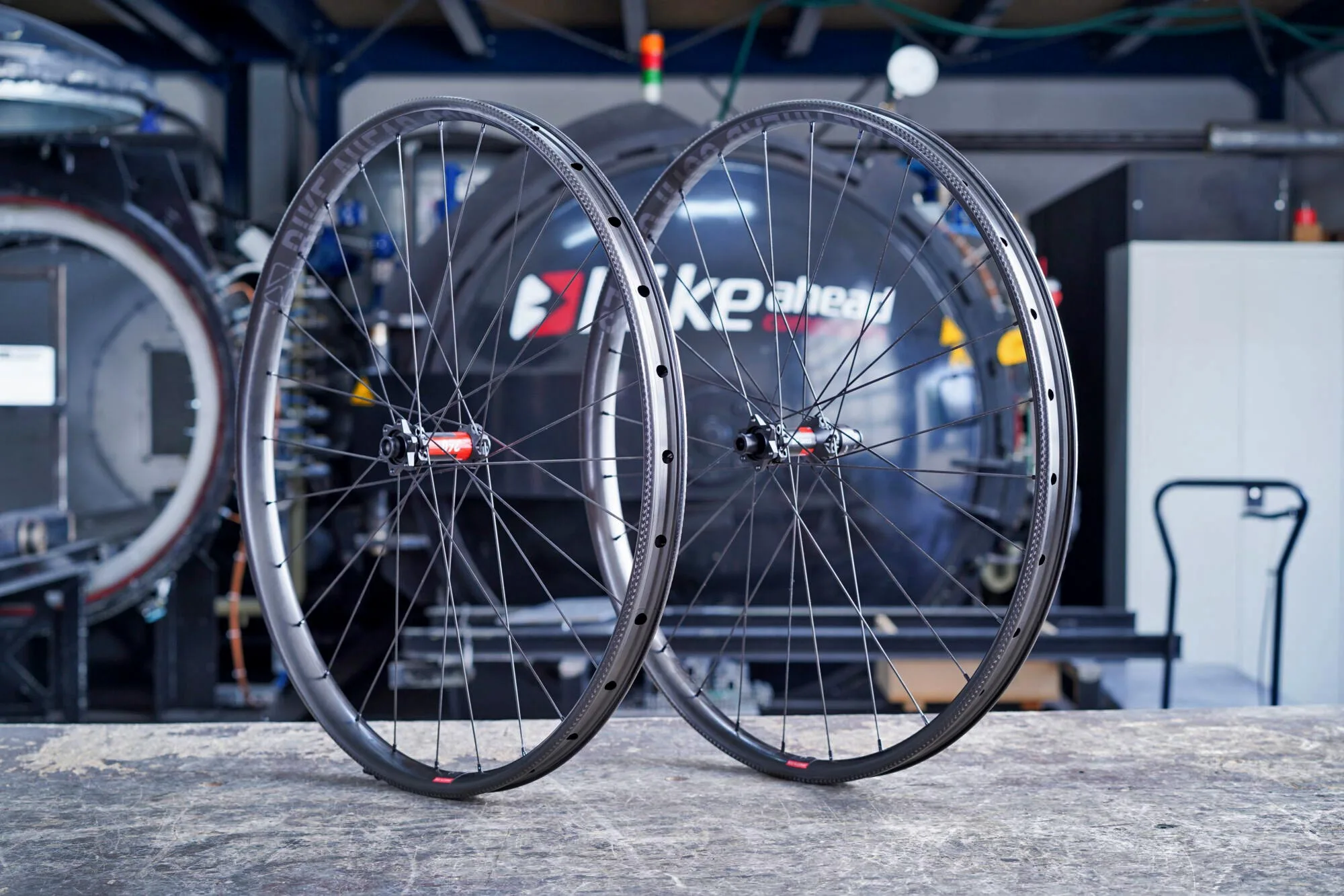 Bike Ahead construye 3 juegos de ruedas ligeros para bicicletas de montaña Three Zero, desde XC hasta Enduro