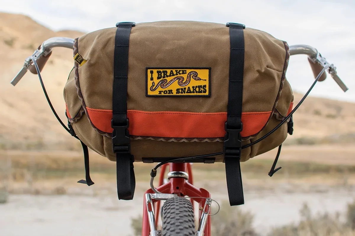 Camp and Go Slow Drops Magníficos bolsos Piccolo de lona encerada recortados con cinta Rattler