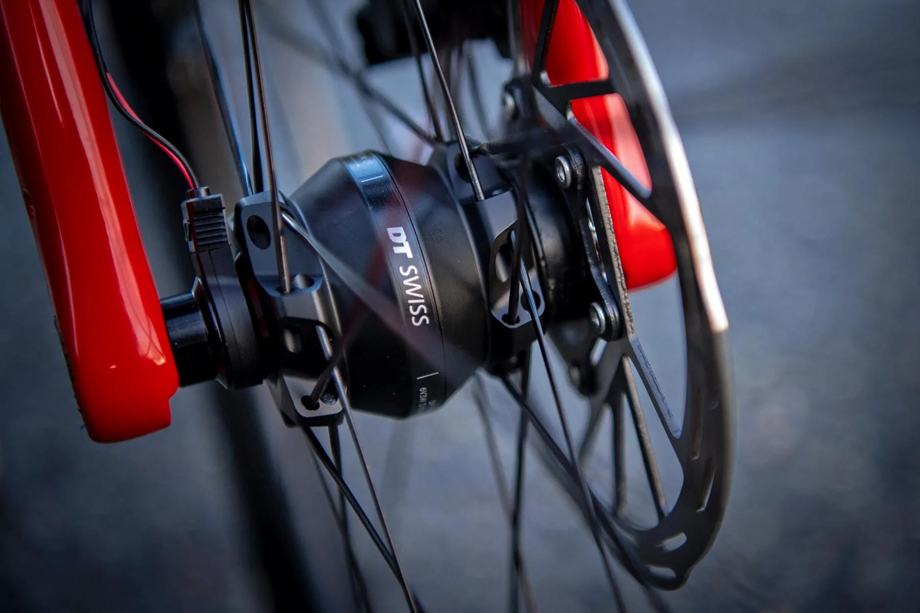 La DT Swiss 350 SP ilumina nuevas aventuras con un buje de dinamo y ruedas de dinamo de grava