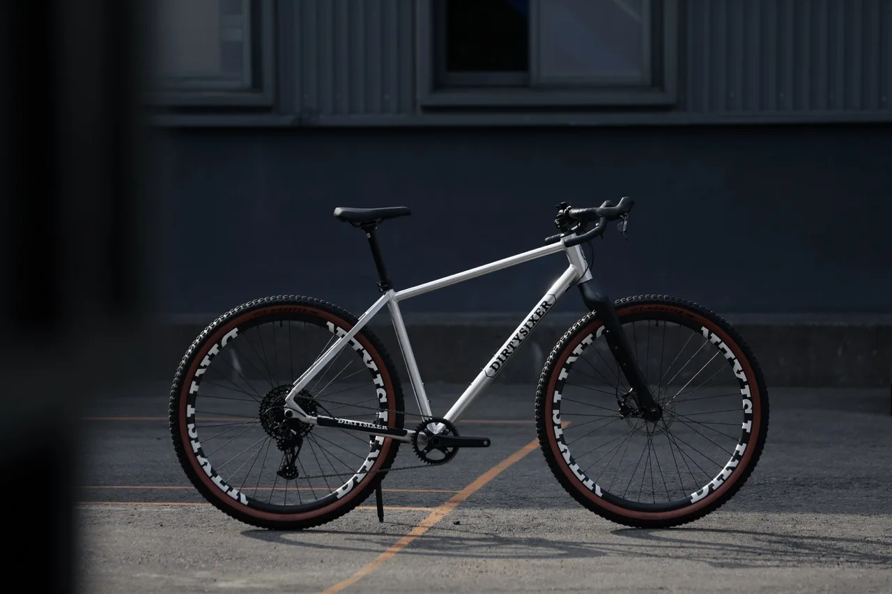 La nueva bicicleta de gravel 32er de DirtySixer rueda con neumáticos de 32 x 2,4″, el pedido por adelantado finaliza pronto