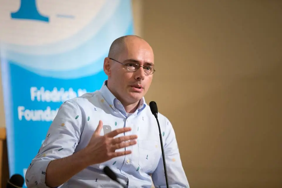 El primer candidato gay en salir, Florin Buhuceanu, se postula para el parlamento en Rumania