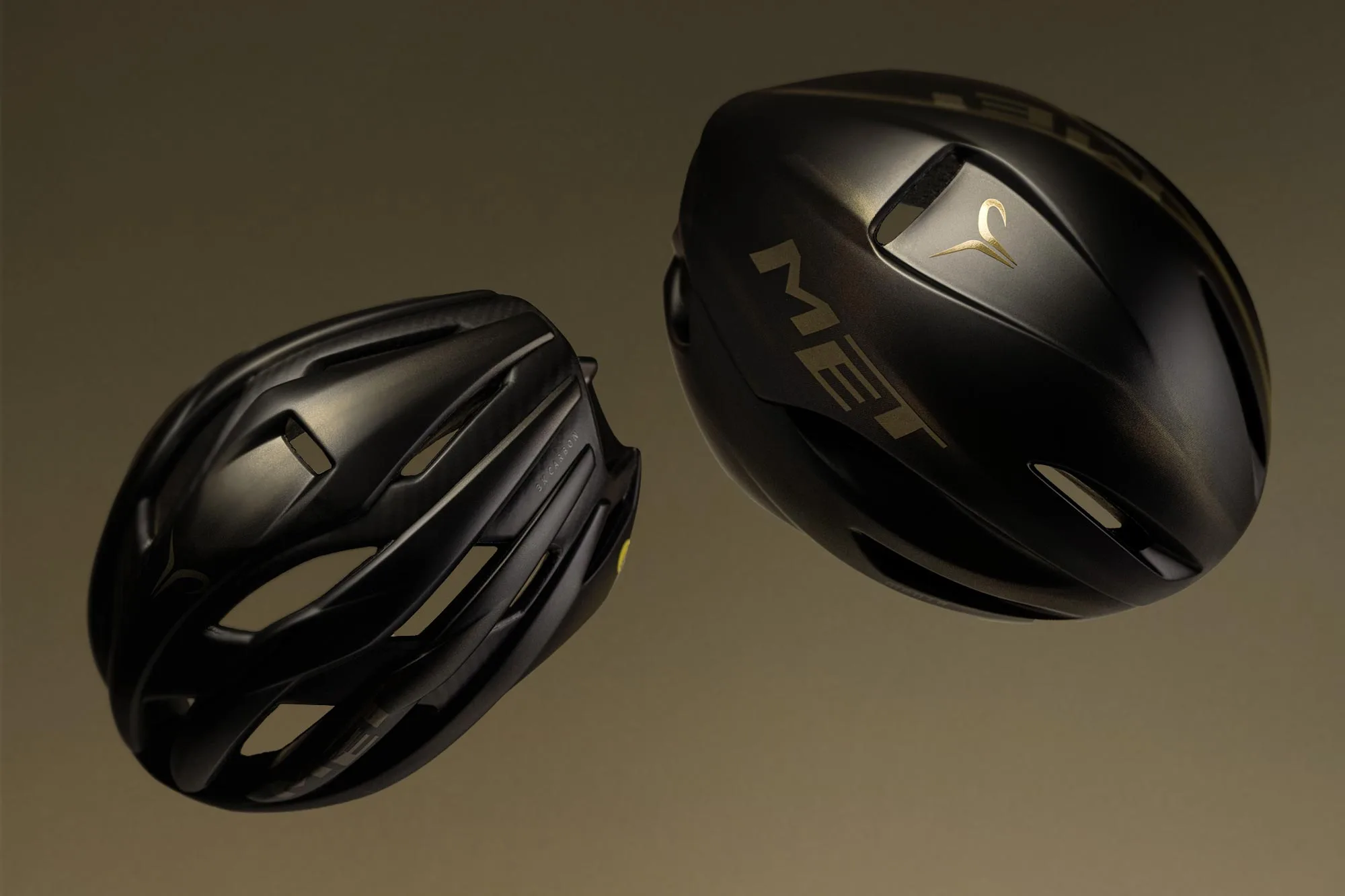 Canaliza Pogi-Power con los cascos Stealthy MET Pogačar Blačk Trenta y Manta