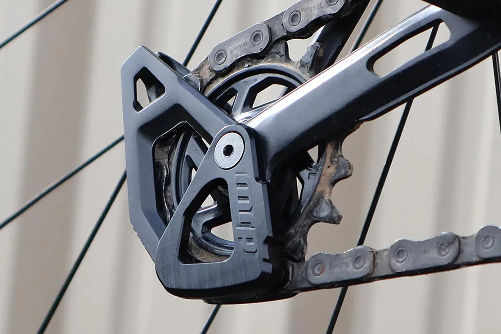 ¿Puede un protector de jaula MRP de $ 30 ahorrarle su desviador de transmisión MTB tipo T SRAM de $ 650?