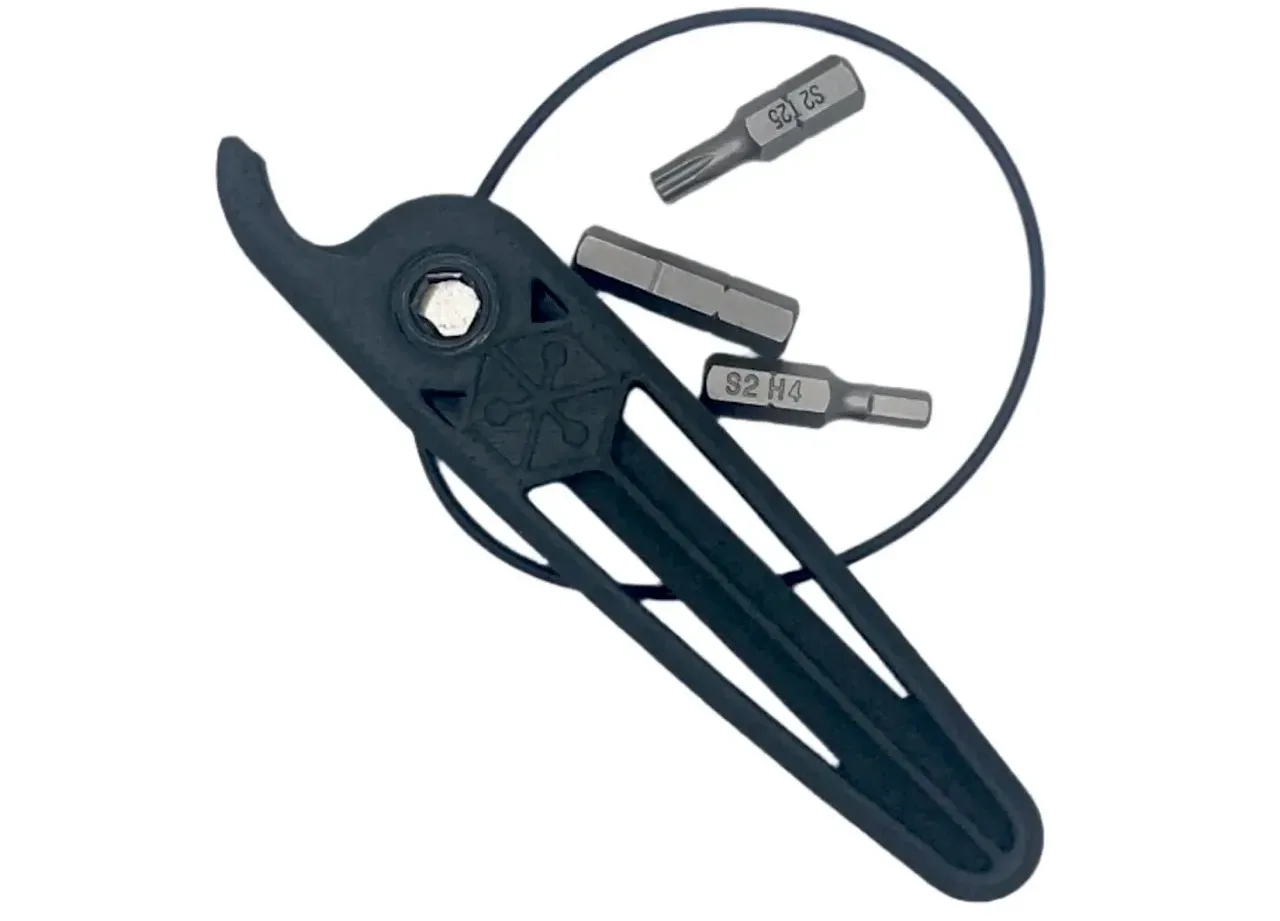 La multiherramienta Nano Worx con palanca de gancho para neumáticos incluye tres puntas y pesa solo 40 g