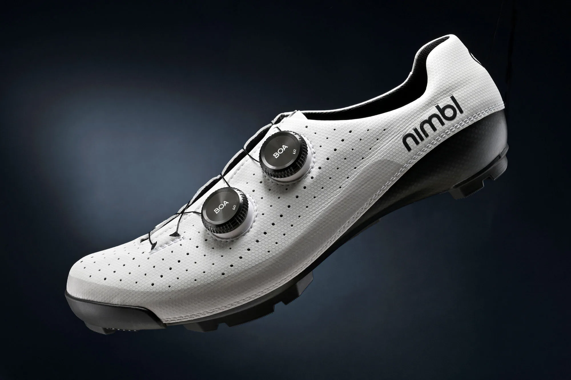 Las zapatillas de bicicleta de grava de carbono Nimbl Urano hechas a mano ofrecen el máximo rendimiento