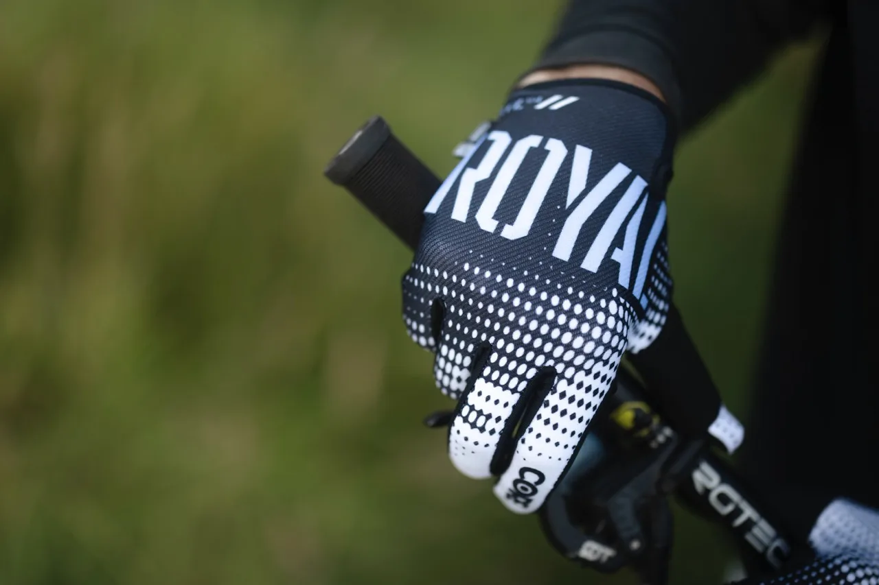 Royal Racing está de regreso con nuevos guantes Core de edición limitada