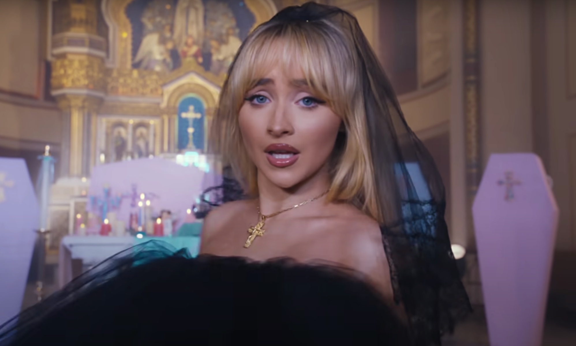El sacerdote de la fila de videos de Sabrina Carpenter acusa a la diócesis de ‘caza de brujas’ después de que lo despojaron de sus deberes