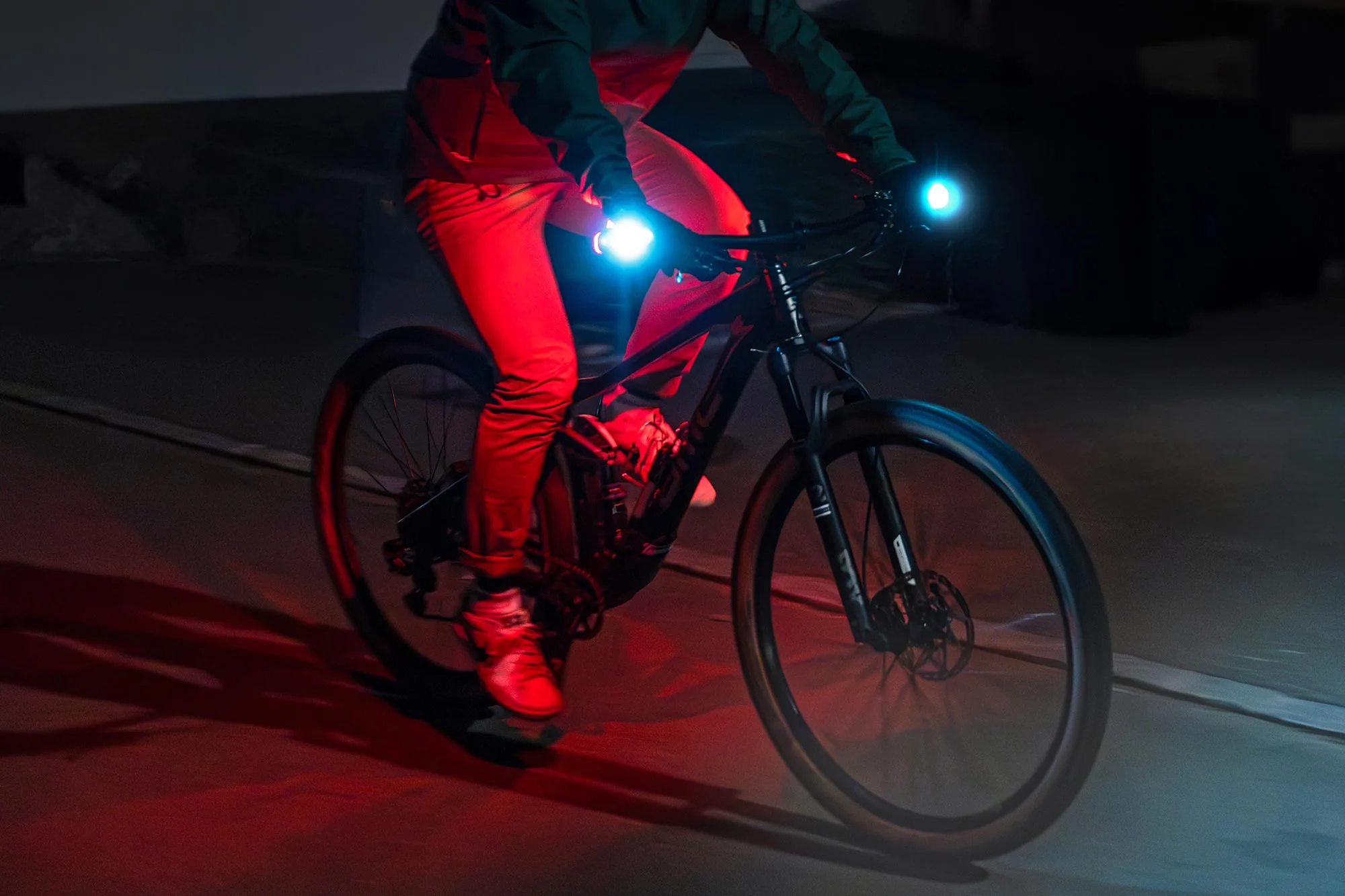 ¡SideLights coloca luces LED brillantes y señales de giro en los extremos de la barra para que los autos te vean!