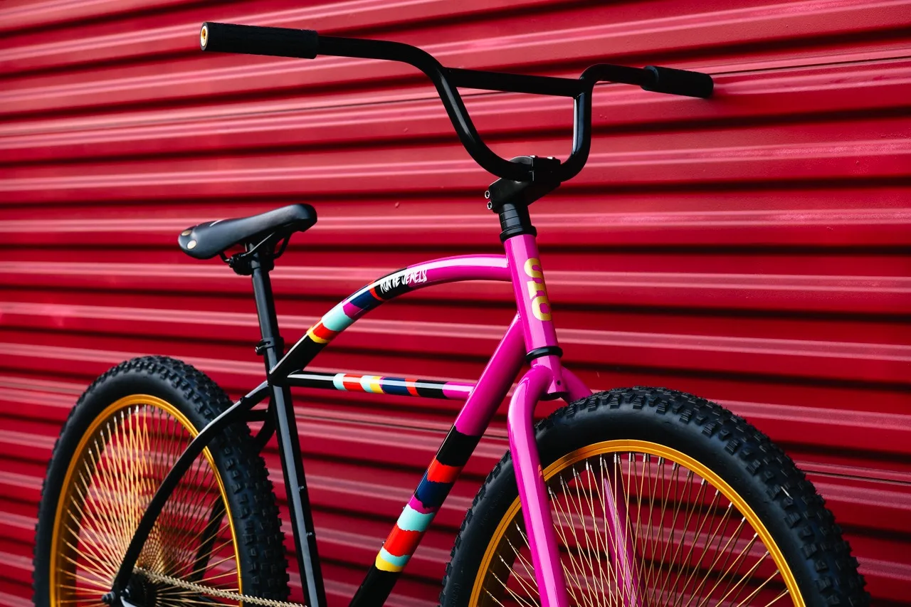 Ruedas doradas de 144 radios destacan la bicicleta estatal x la colaboración Run The Jewels