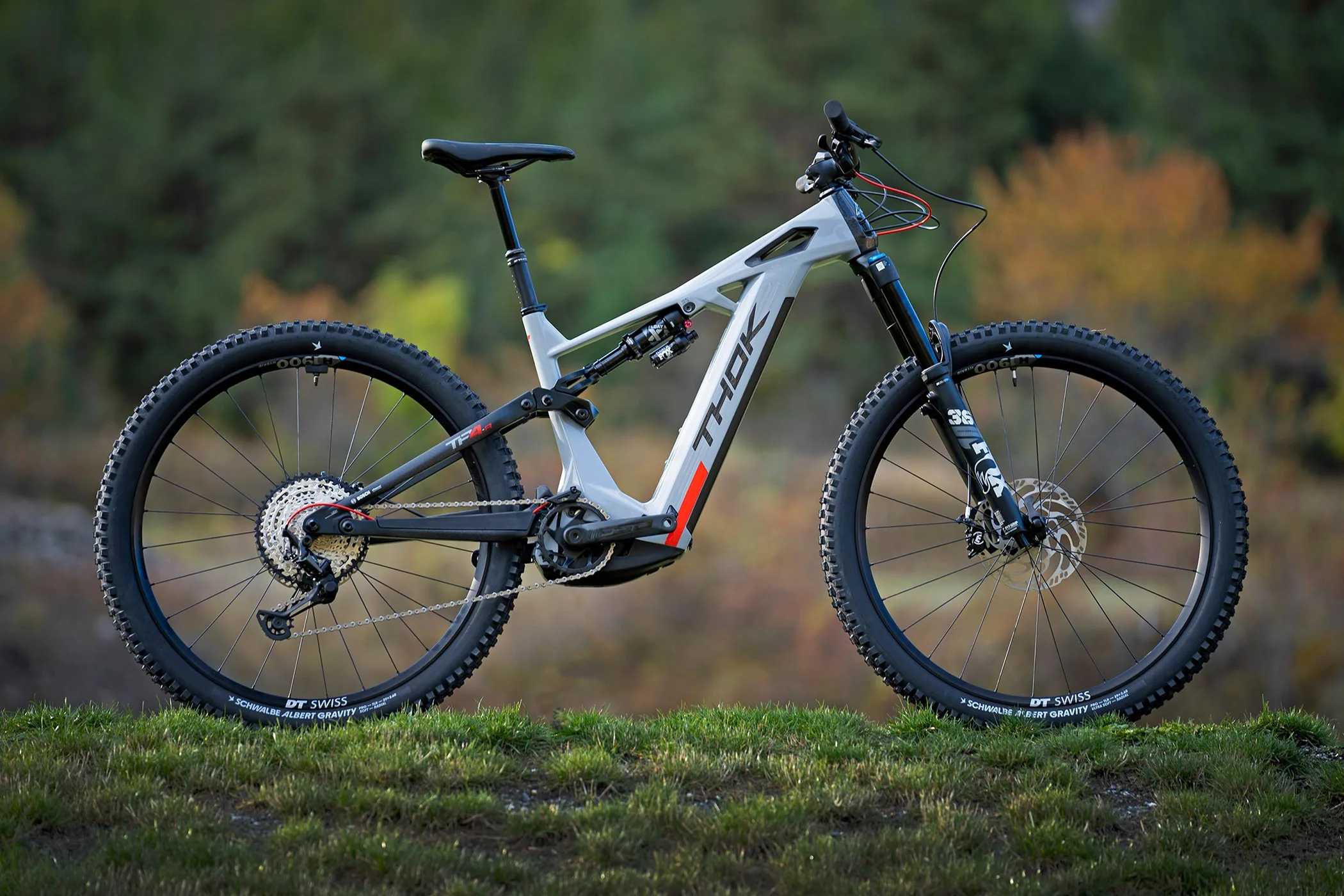 Thok TP4 transforma una bicicleta eléctrica ligera impresa en 3D en una trituradora de eMTB de carbono de máxima potencia